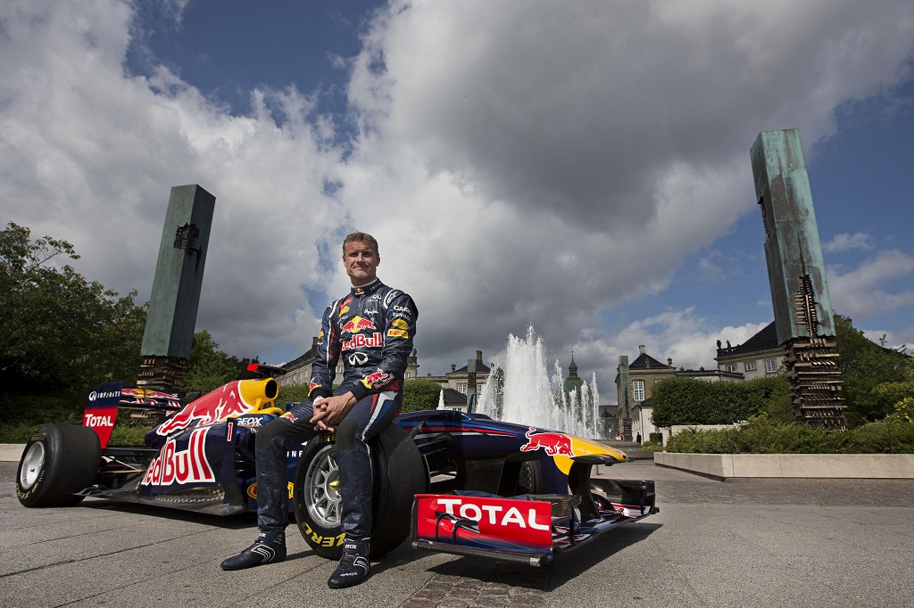 David Coulthard nyder den danske sommersol på sin Redbull RB6 racer
(Foto: Redbull.dk)